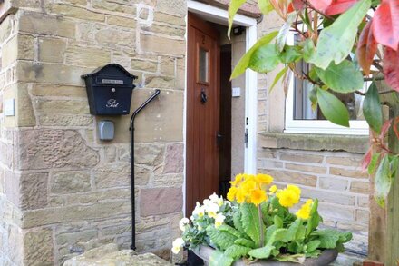 FIELDSIDE, family friendly, character holiday cottage in Fritchley