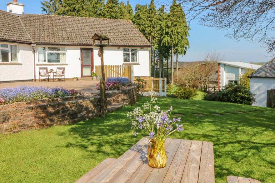 STAGSHOLT LODGE, romantic, with a garden in Washfield