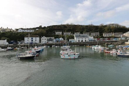 KERNOW COTTAGE, family friendly, with a garden in Porthleven