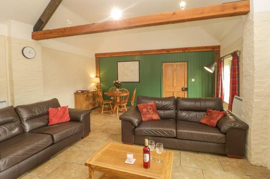 KEEPERS COTTAGE, pet friendly in Winterborne Stickland