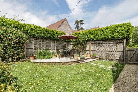 BELVIEW COTTAGE, family friendly, with a garden in Sturminster Newton