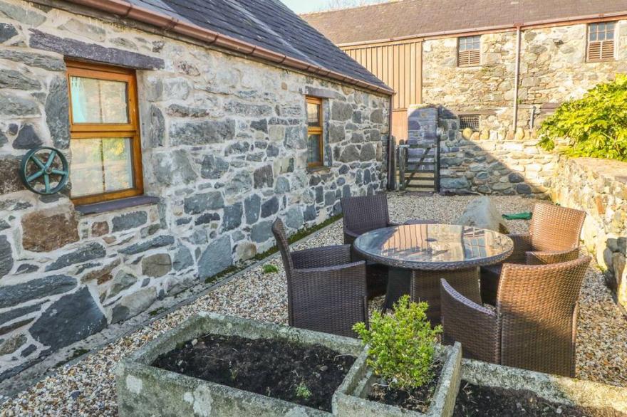BEUDY BACH, pet friendly, character holiday cottage in Y Felinheli