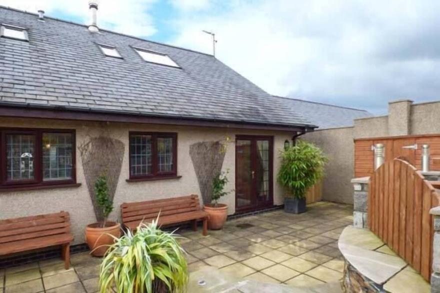 CAE CERRIG, family friendly, with hot tub in Dyffryn Ardudwy