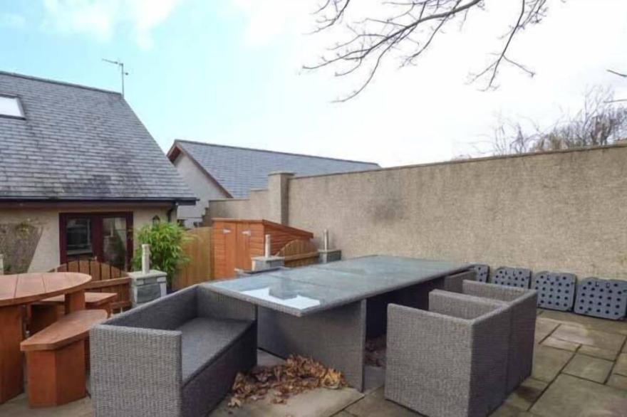 CAE CERRIG, family friendly, with hot tub in Dyffryn Ardudwy