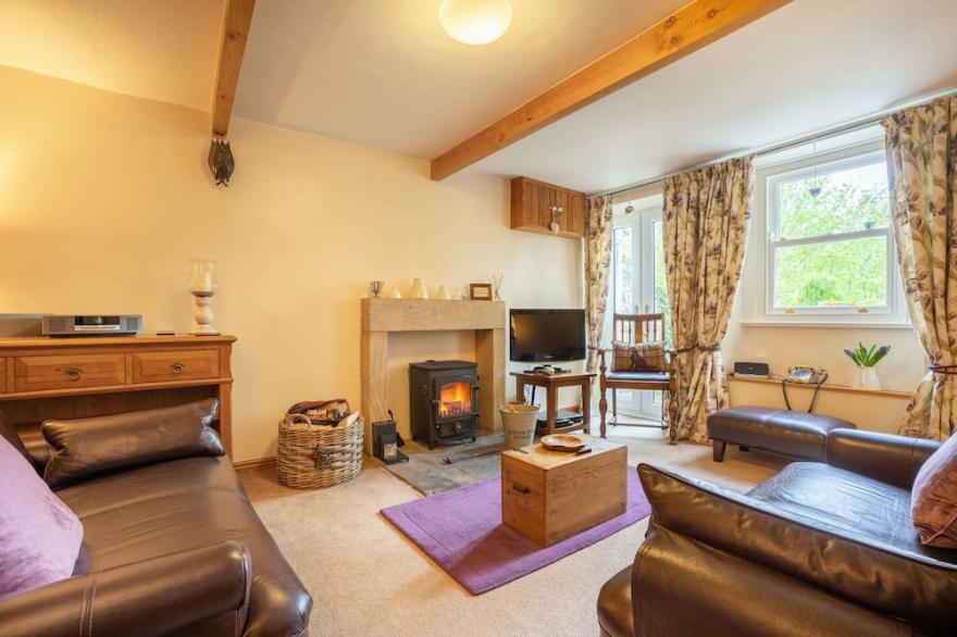 BROWN HILL COTTAGE, family friendly, with open fire in Low Row