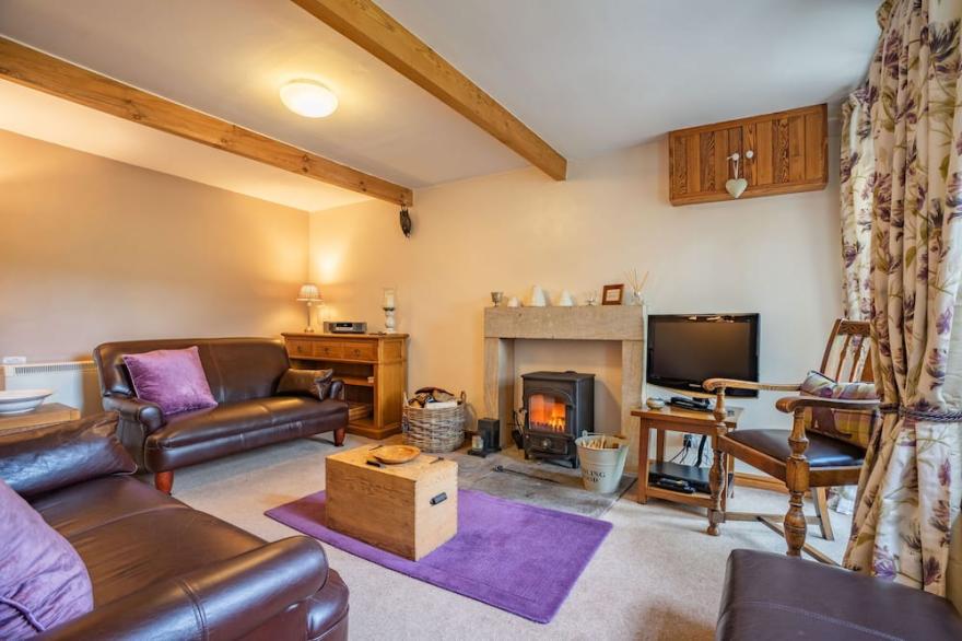 BROWN HILL COTTAGE, family friendly, with open fire in Low Row
