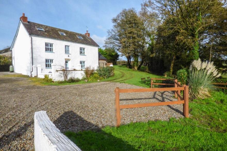 TY LLWYD, Family Friendly, With Hot Tub In Nevern