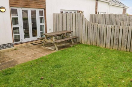 19 BAY RETREAT VILLAS, family friendly, with a garden in St Merryn