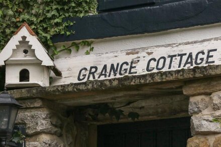 GRANGE COTTAGE, pet friendly in Castleton, Peak District