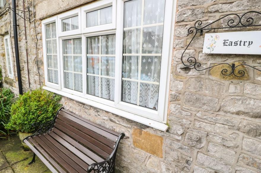 EASTRY COTTAGE, family friendly in Castleton, Peak District