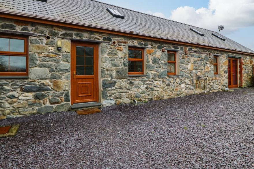 CEFN-YR-EFAIL, pet friendly, character holiday cottage in Porthmadog