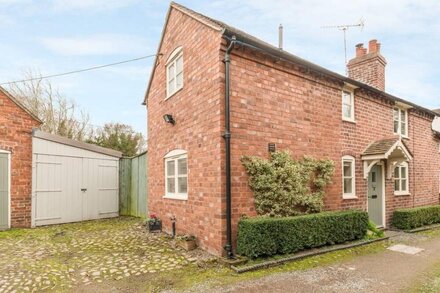 BORROWERS COTTAGE, character holiday cottage in Condover