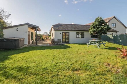 BRYN COED COTTAGE, pet friendly, with hot tub in Pentre Berw