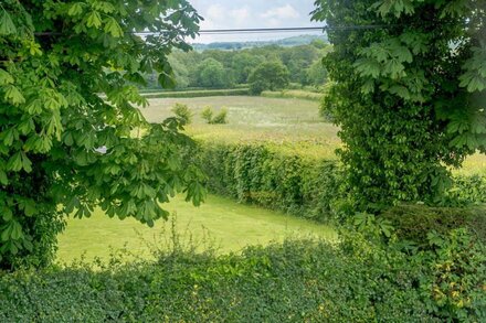 CABBAGE HALL COTTAGE, pet friendly, with a garden in Wetherby