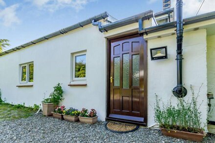 Y CWTCH, pet friendly, character holiday cottage in Llanybydder