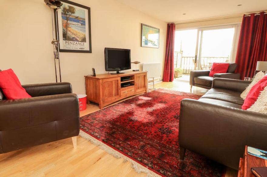 PORTH BEACH HOUSE, family friendly in Newquay