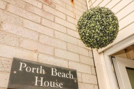 PORTH BEACH HOUSE, family friendly in Newquay