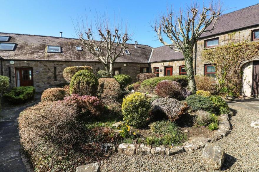 CORNER COTTAGE, pet friendly, with a garden in Broad Haven