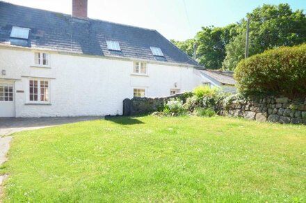 FARM COTTAGE, family friendly, character holiday cottage in Marazion