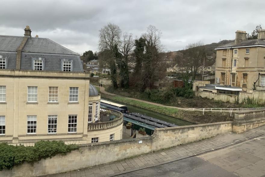 GEORGIAN 3 BEDROOM FLAT WITH LARGE SUPER KING BEDS, GREAT LOCATION BATH