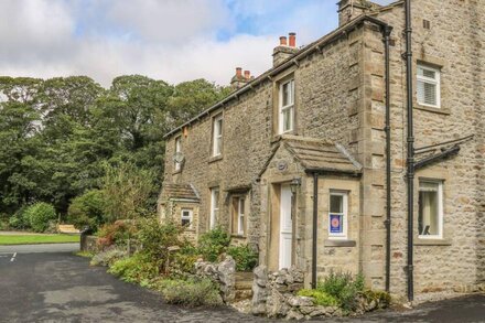 LAVENDER COTTAGE, pet friendly, with open fire in Threshfield