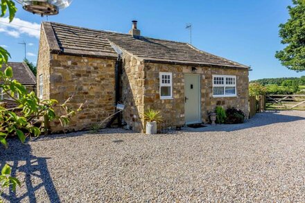 IVY COTTAGE, romantic, luxury holiday cottage in Grewelthorpe