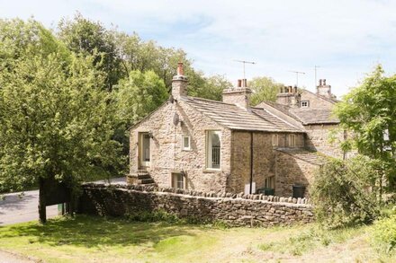 ORCHARD COTTAGE, pet friendly, with open fire in Lothersdale