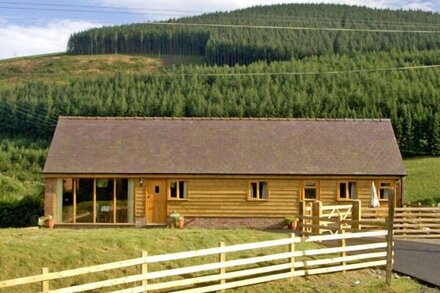 HAPPY UNION STABLES, family friendly, with a garden in Abbeycwmhir