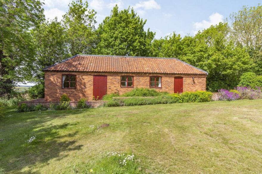 HILL TOP COTTAGE, with a garden in Welbourn