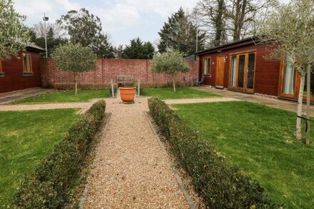 FOX'S DEN, luxury holiday cottage, with pool in Titchfield Common