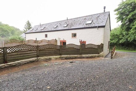 1 THE BARN, pet friendly, with hot tub in Haverfordwest