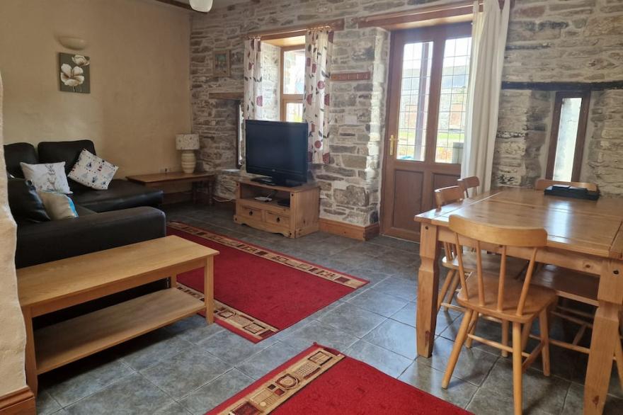 KINGFISHER COTTAGE, pet friendly, with pool in Llanboidy