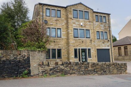 VISTA TASSO, pet friendly, with hot tub in Meltham