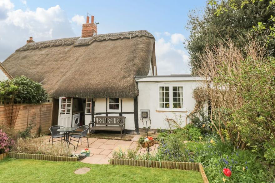 APPLE TREE COTTAGE, character holiday cottage in Harvington