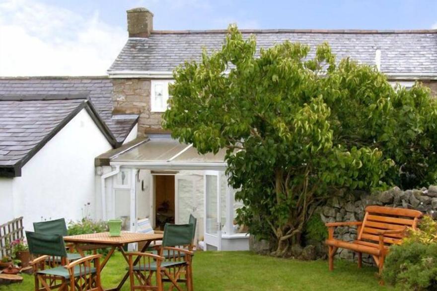 PEN Y PARC, family friendly, character holiday cottage in Gwaenysgor