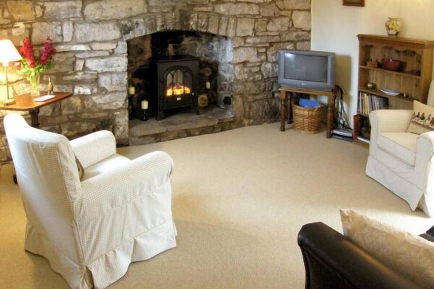 PEN Y PARC, family friendly, character holiday cottage in Gwaenysgor