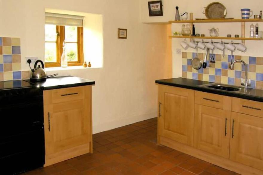 PEN Y PARC, family friendly, character holiday cottage in Gwaenysgor