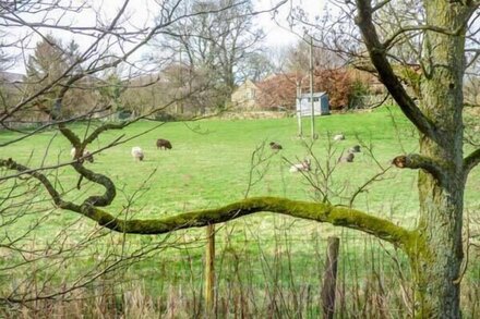 BLACK CAT COTTAGE, pet friendly, luxury holiday cottage in Helmsley