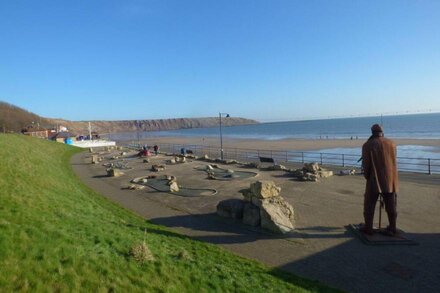 BEACH WALK, pet friendly, luxury holiday cottage, with pool in Filey