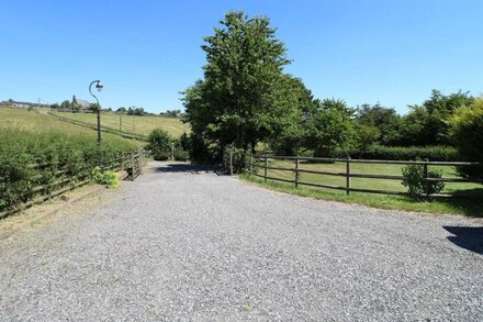 MARSH COTTAGE, family friendly, with open fire in Stanton