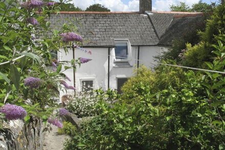 WHITE DUCK COTTAGE, family friendly, country holiday cottage in Hayle