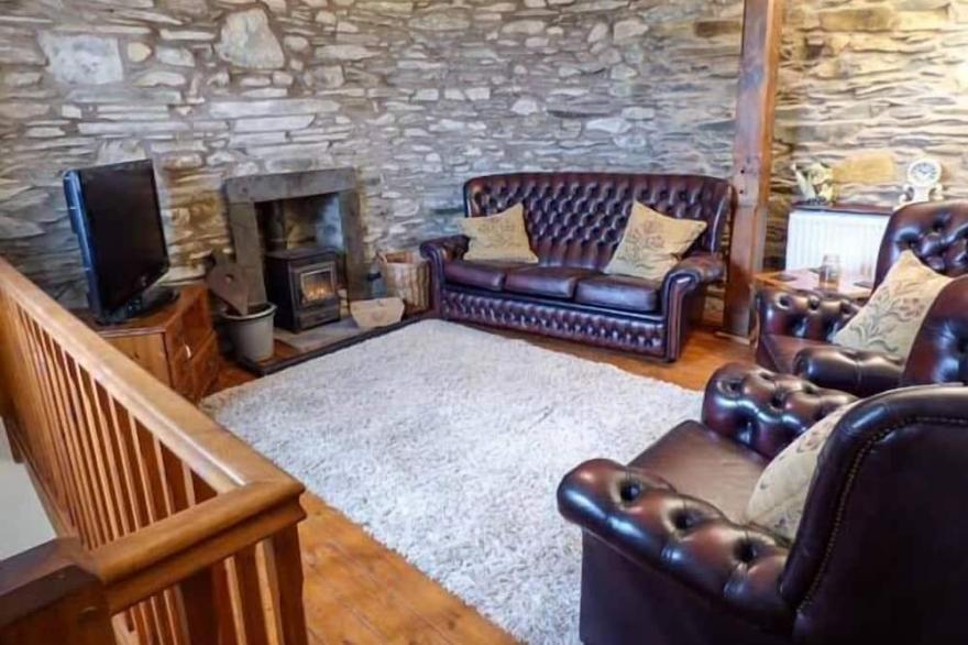 HORRACE FARM COTTAGE, pet friendly, with open fire in Pennington