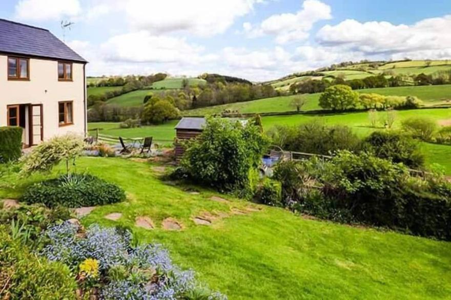 GLEBE FARM COTTAGE, family friendly, with a garden in Llandegveth