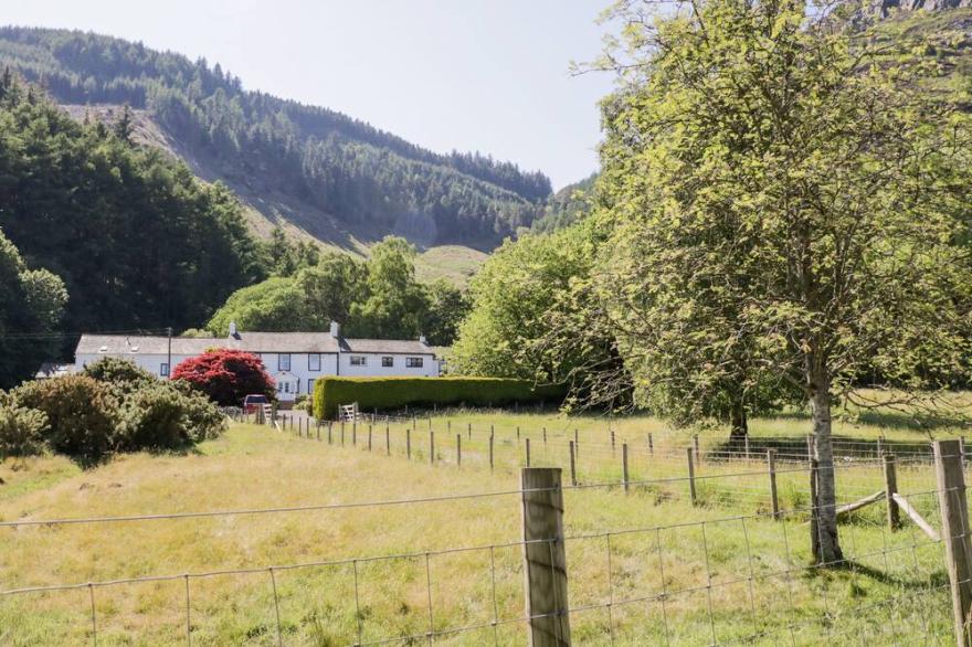 BRAMBLE COTTAGE, pet friendly, with a garden in Keswick