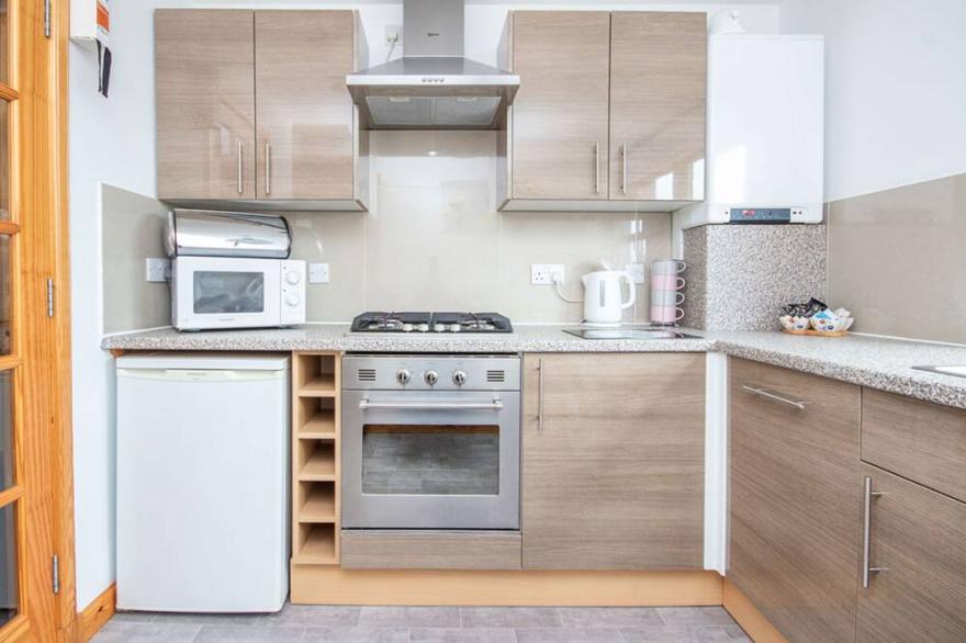 Quite Location With On Site Parking And Free Wi-Fi, 2 Minutes Walk From The City Centre