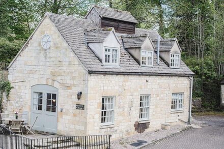 A sudeley castle cottage that sleeps 6 guests  in 2 bedrooms