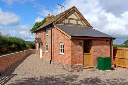 POINT COTTAGE, pet friendly, with open fire in Preston-On-Wye