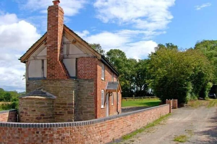 POINT COTTAGE, Pet Friendly, With Open Fire In Preston-On-Wye