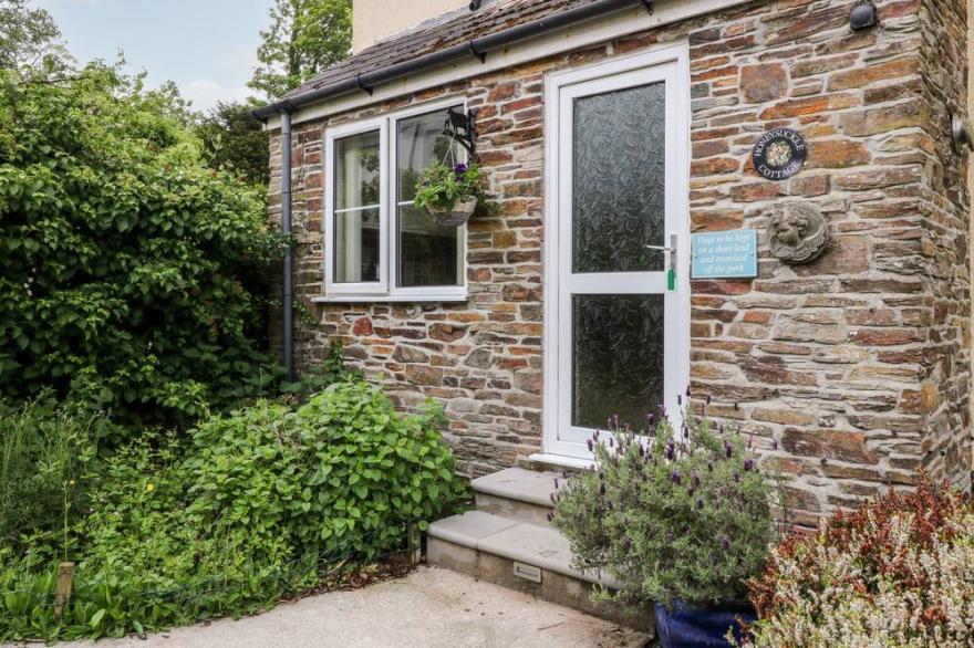 HONEYSUCKLE, pet friendly, country holiday cottage in Moortown