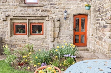 KESTREL COTTAGE, pet friendly, character holiday cottage in Silsden